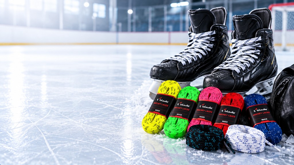 Schwarze Hockey-Schlittschuhe auf dem Eis mit gewachsten Schnürsenkeln in mehreren Farben.